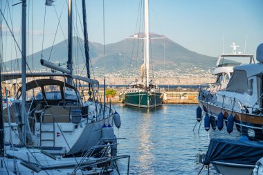Napoli, İtalya - 12 Ağustos 2023: Borgo Marinari ve Castel dell 'Ovo (Yumurta Kalesi), Napoli, İtalya