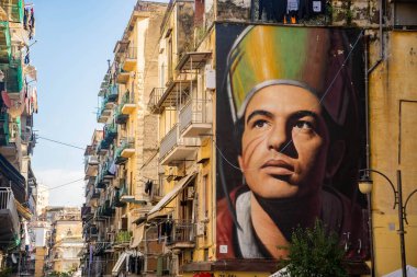 Napoli, İtalya - 23 Aralık 2019: Hollandalı-Napolili sanatçı Jorit Agoch 'un, Napoli' nin koruyucu azizi San Gennaro 'yu bir fabrika işçisi olarak tasvir eden duvar resmi.