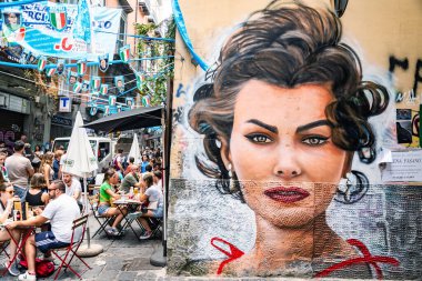 Napoli, İtalya, 6 Ağustos 2023: Napoli Tribunal Caddesi 'ndeki Maker Garcia Chavez' in Sophia Loren 'i resmettiği duvar resmi
