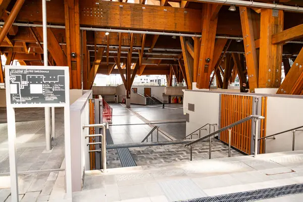 Napoli, İtalya - 6 Nisan 2025: Centro Direzionale Metro İstasyonu, iç şehir sahnesi, yoğun ulaşım merkezi.