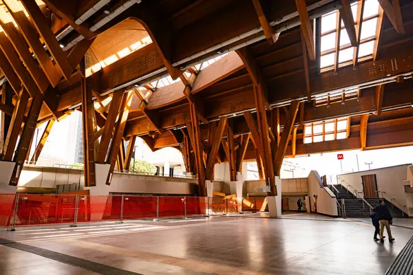 Napoli, İtalya - 6 Nisan 2025: Centro Direzionale Metro İstasyonu, iç şehir sahnesi, yoğun ulaşım merkezi.