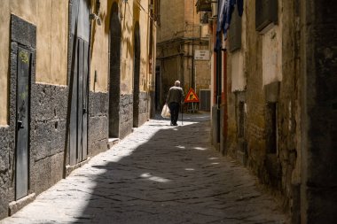 Napoli, İtalya 3 Mayıs 2025: Napoli, güzel tarihi merkezde bir yolculuk, sokaklar, dükkanlar ve insanlar arasında bir Dünya Mirası Alanı.