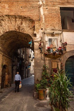 Napoli, İtalya 3 Mayıs 2025: Napoli, güzel tarihi merkezde bir yolculuk, sokaklar, dükkanlar ve insanlar arasında bir Dünya Mirası Alanı.