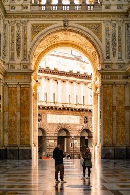 Napoli, İtalya - 9 Mart 2025: Napoli, İtalya 'da halka açık bir alışveriş galerisi olan I. Galleria Umberto' nun iç manzarası. İnsanlar ve turistler bundan hoşlanıyor. 1887-1890 yılları arasında inşa edilmiş.