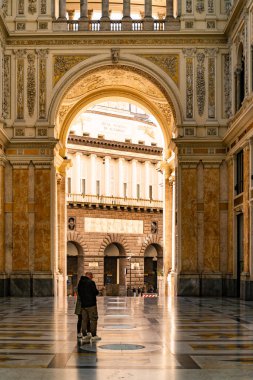 Napoli, İtalya - 9 Mart 2025: Napoli, İtalya 'da halka açık bir alışveriş galerisi olan I. Galleria Umberto' nun iç manzarası. İnsanlar ve turistler bundan hoşlanıyor. 1887-1890 yılları arasında inşa edilmiş.