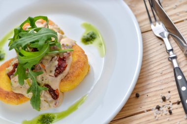 Tabağında roka olan lezzetli pirzolalar.