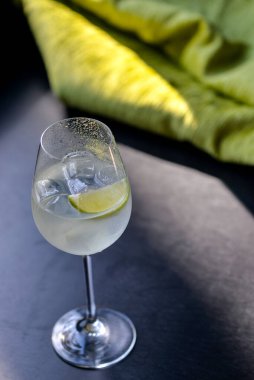 Limonlu güzel bir bardakta mojito kokteyli.