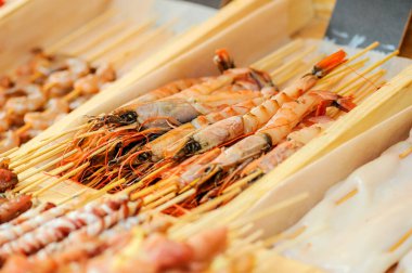 Pazar arka planındaki lezzetli karidesleri kapatın.