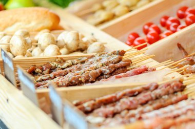 taze ve çiğ et ve sebzeler bbq için ahşap pazarda