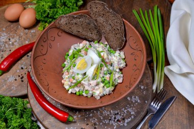 Jambonlu taze olivier salatası, soğan, yumurta ve bezelye.