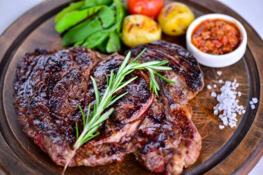 Sebze ve otlu ızgara biftek.