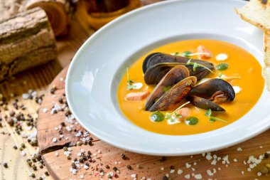 Tabakta midye ve mürekkep balığı çorbası.