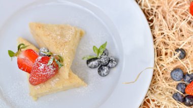 Arka planda çilekli ve yaban mersinli tatlı kekler, kapatın.