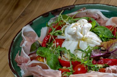 Prosciutto, burrata peyniri ve domatesli taze salata