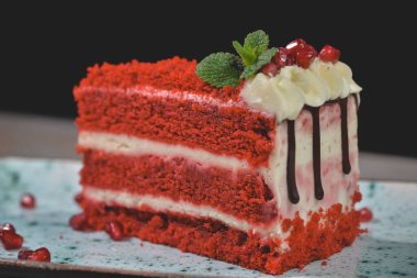 Kırmızı Kadife Kek adında bir tatlı.
