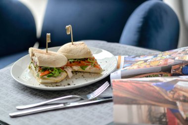 Etli baget, domatesli ve yakın plan bir tabakta salata.