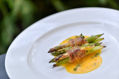 Pastırmalı kuşkonmaz ve fırında peynirli pastırma ve fırında peynir.