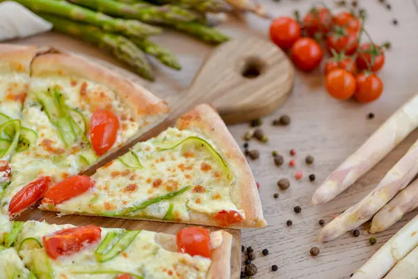 Kuşkonmaz ve domatesli pizza çok güzel bir servis seçeneği.