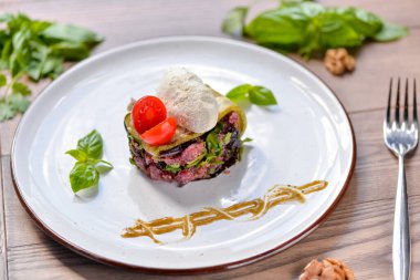 Fesleğen yapraklı bir tabakta pancar, kabak ve peynirli Gürcü yemeği.