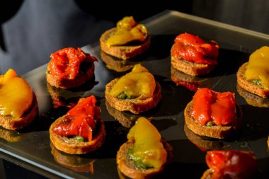 Lezzetli İtalyan bruschetası ve biber.