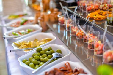 Yemekler, salatalar ve bardaklarla servis edilen güzel bir masa. 