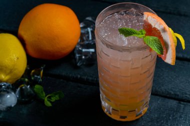 Portakallı, greyfurtlu, limonlu, naneli ve buzlu kokteyl.