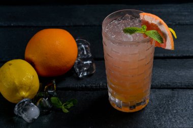 Portakallı, greyfurtlu, limonlu, naneli ve buzlu kokteyl.