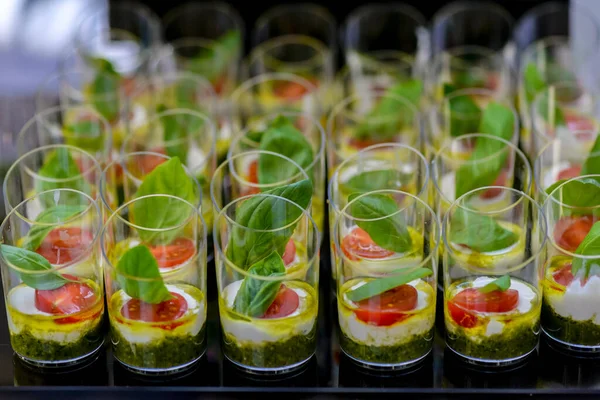 Caprese 'in aperatif kanepesini gözlüklerle kapatın.