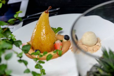 Karamel, böğürtlen ve dondurmalı armut.