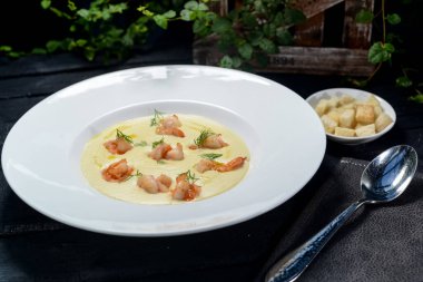 Lezzetli karides kremalı çorba.