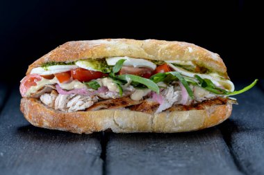 Peynirli sandviç, domates, roka ve mozzarella..