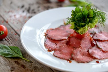 Tabağında salata olan sığır carpaccio, yakın görüş.