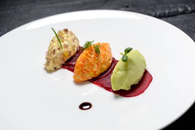 Lezzetli taze salatalar tabakta.