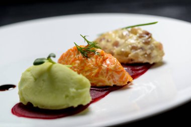 Lezzetli taze salatalar tabakta.