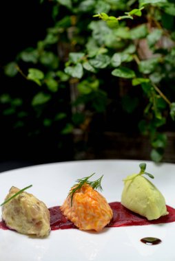 Arka planda taze lezzetli salatalar, kapatın.