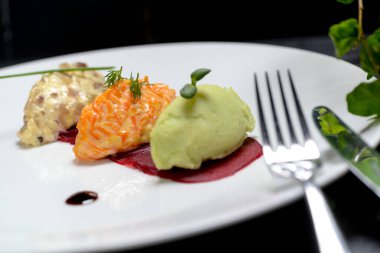 Arka planda taze lezzetli salatalar, kapatın.