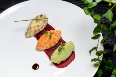 Arka planda taze lezzetli salatalar, kapatın.