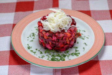 Vinaigrette. Haşlanmış sebzeli pancar salatası.
