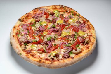 Arka planda et ve sebzeli lezzetli pizza, yakın plan.