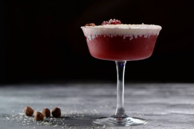 Bir bardak kırmızı alkollü kokteylin yakın plan çekimi.