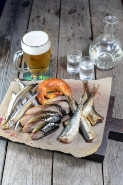 Kesme tahtası ve bira üzerindeki füme balığın yakın plan görüntüsü