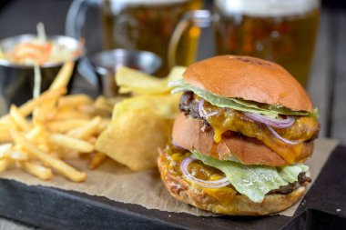 Patates kızartmalı falafel soslu büyük hamburger.