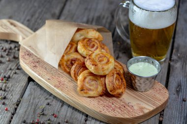 Kızarmış puf böreği salyangoz, peynirli bira.