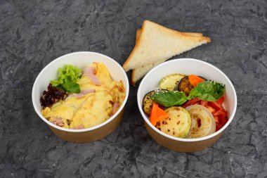 Pastırmalı omlet. Taze sebzeler.