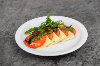 Domatesli ve mozarellalı Caprese salatası