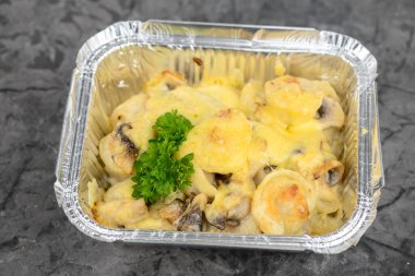 Peynirli fırında mantar.