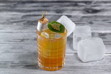 Marşmelov ve buzlu bir bardak taze kokteyl.