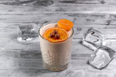 Arka planda portakallı alkollü kokteyl.