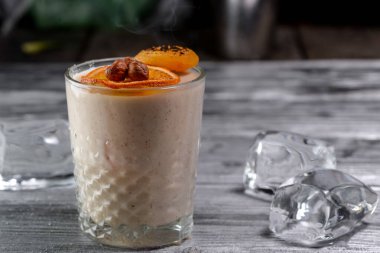 Arka planda portakallı alkollü kokteyl.