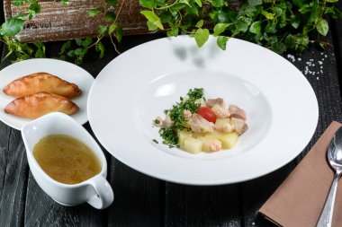 sebzeli tavuk çorbası ve domates.